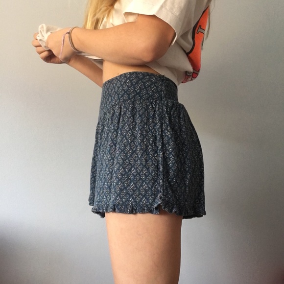 American Eagle Outfitters Pants - aeo flowy shorts